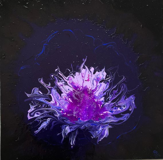 Ein blühendes, lila Blumenmuster auf schwarzem Hintergrund mit dynamischen Farbabstraktionen.