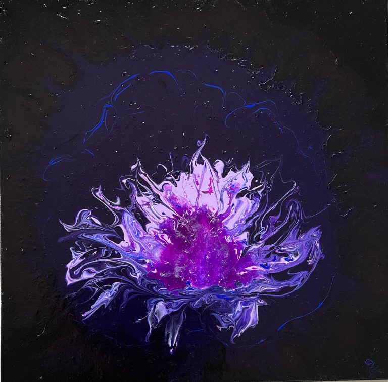 Zwei stilisierte, lila Blumen mit grünen Blättern auf hellem Hintergrund.