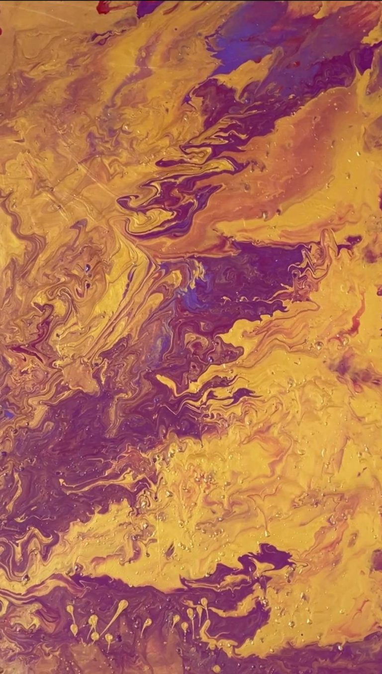 Bunte, abstrakte Farbverläufe in Gelb und Lila auf einer Oberfläche.