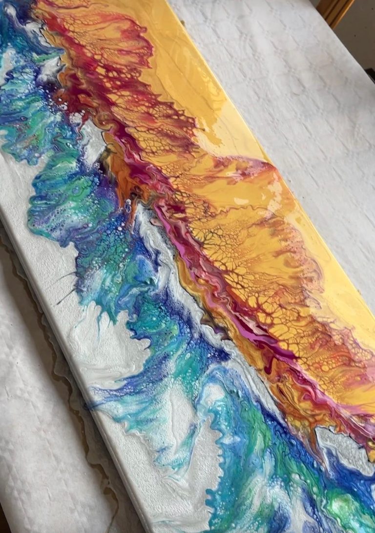 Abstrakte Malerei mit bunten Wellen in Blau, Orange und Gelb auf hellem Hintergrund.