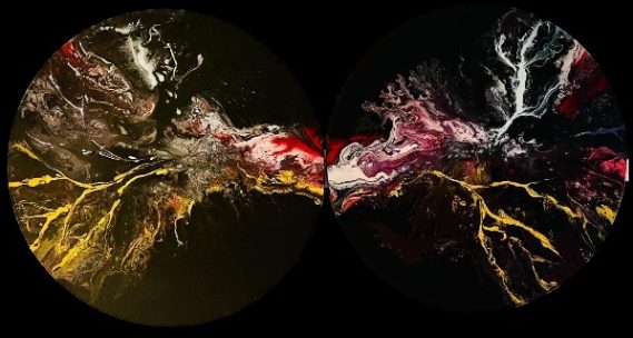 Abstrakte Kunst mit fließenden Farben in Rot, Gelb, Schwarz und Weiß, die organische Linien bilden.