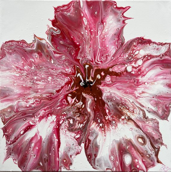 Rosa Blume mit zarten Farbverläufen und einem zentralen braunen Bereich.