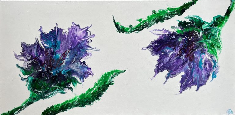 Zwei stilisierte, lila Blumen mit grünen Blättern auf hellem Hintergrund.