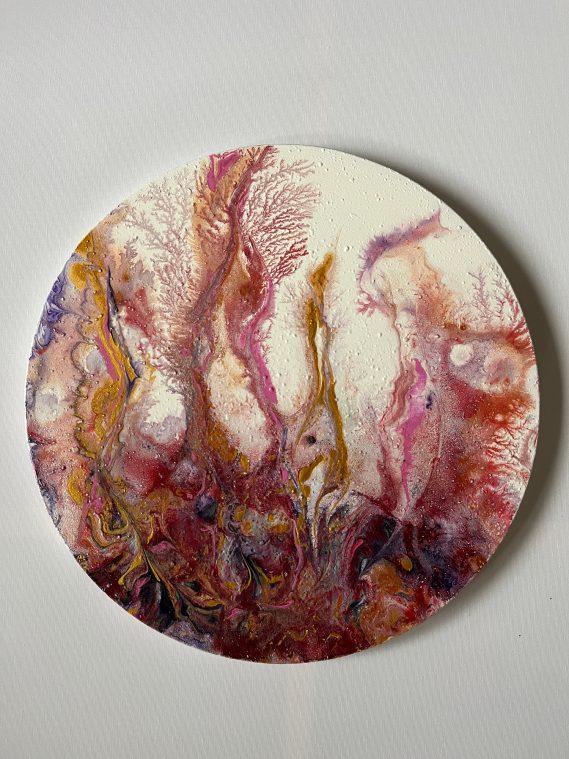 Abstrakte runde Komposition in Farben wie Lila, Rot und Gold mit organischen Formen.