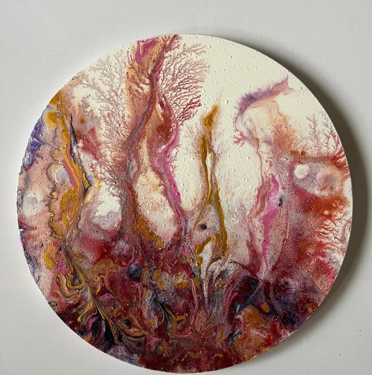 Zwei stilisierte, lila Blumen mit grünen Blättern auf hellem Hintergrund.